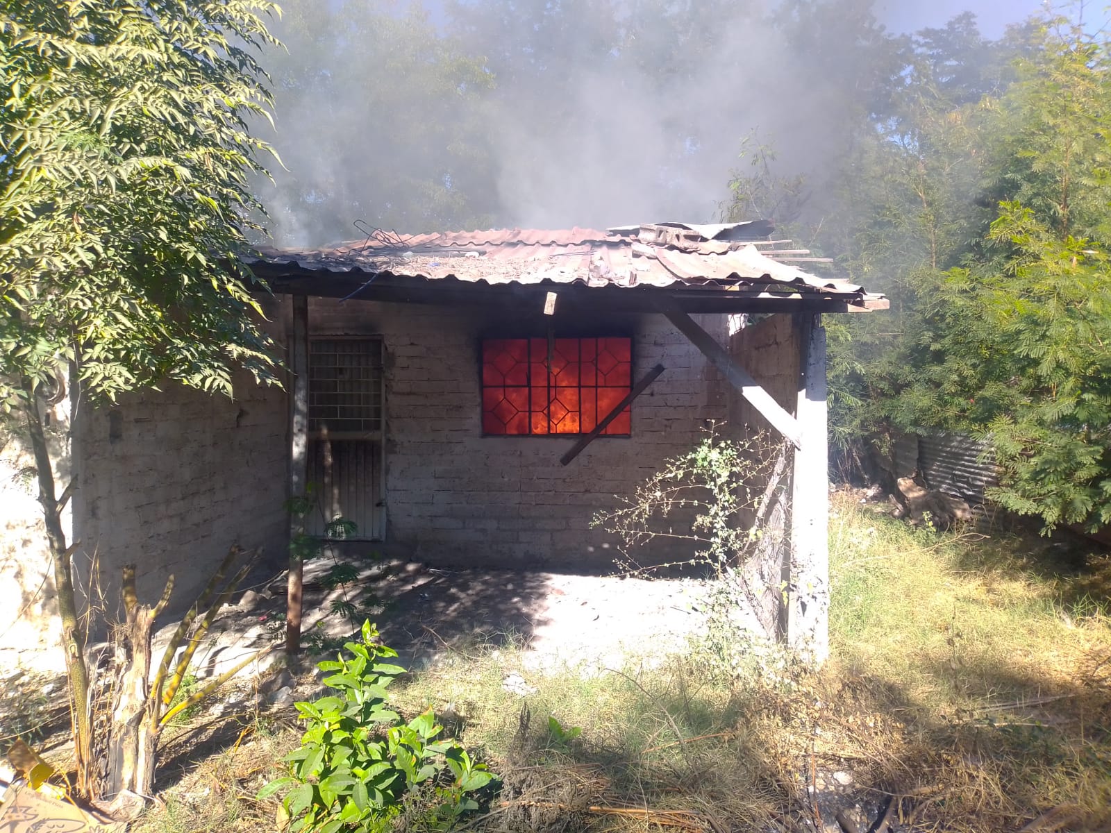 En Los Mochis, se incendia una casa se reportan solo daños materiales (Fidel Hernández)